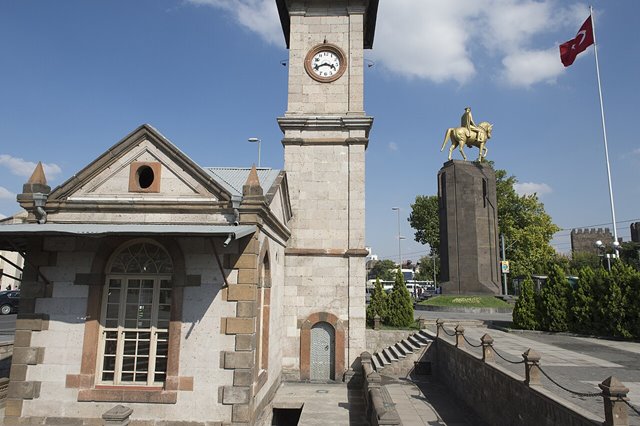 Saat Kulesi ve Cumhuriyet Meydanı